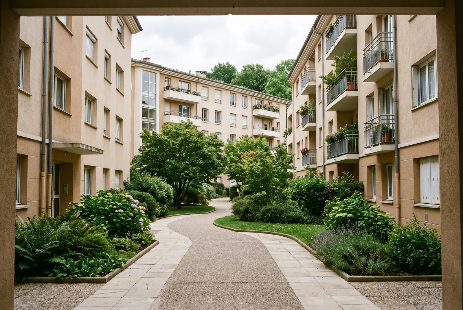 Cour intérieure d'un immeuble à Écully